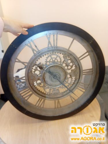 שעון קיר גדול ומעוטר