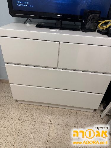 שידה לבנה