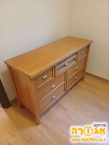 שידה מעץ