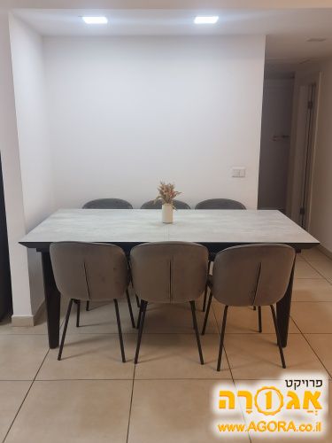 שולחן פינת אוכל וכסאות