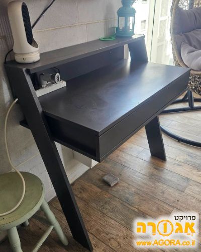שולחן כתיבה ומחשב