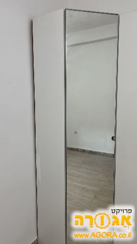 ארון פיניתי עם מראה