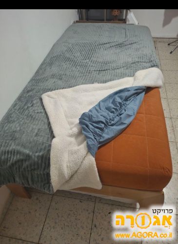 שתי מיטות עם ארגז מצעים
