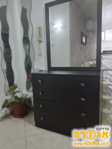 שידת מגירות ומראה