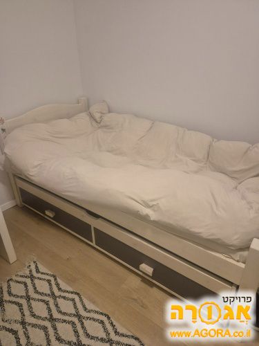 מיטת יחיד נפתחת למיטת חבר של עצמל'ה