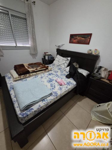 מיטה זוגית עם שידות
