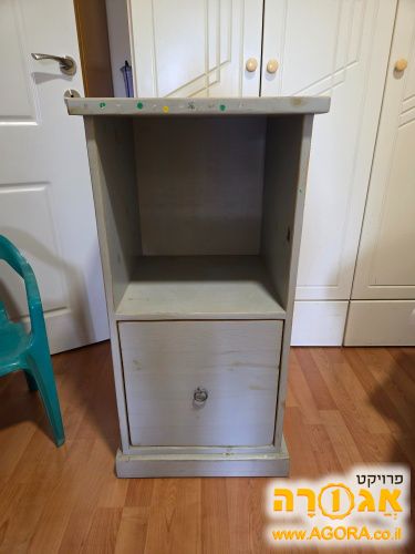 שידה עם מגירה