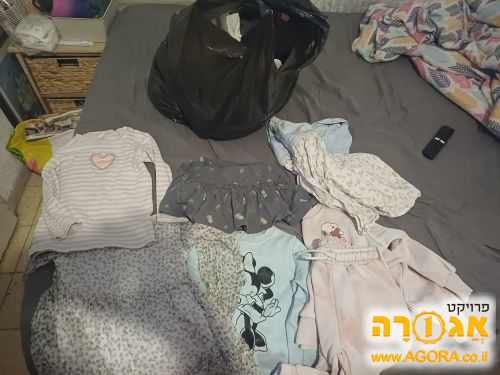 שק עם בגדי ילדות לגיל 4 לערך