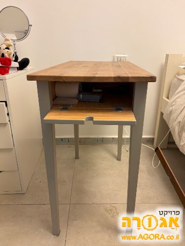 שולחן צד עם מגירה