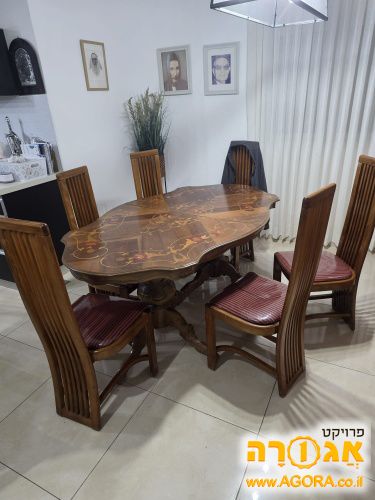 שולחן אוכל וכסאות