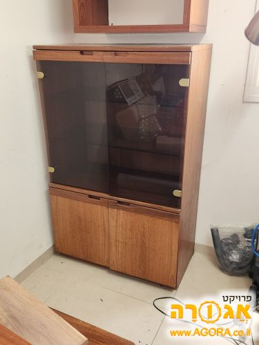 ארון מדפים עם דלת זכוכית