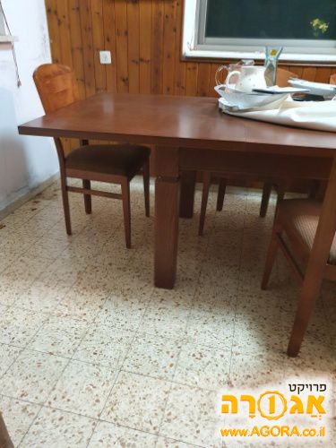 שולחן פינת אוכל ושש כיסאות
