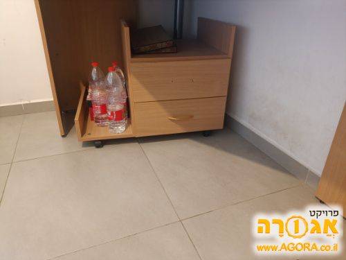 שולחן כתיבה עם ספריה ומגרות