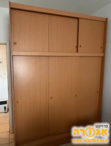 ארון עם דלתות הזזה