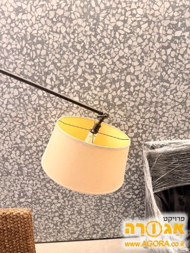 מנורת עמידה מעוצבת בסגנון מודרני