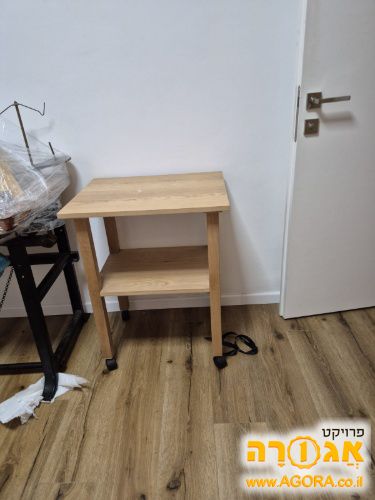 שולחן קטן עם מדף