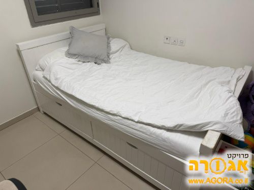 מיטה וחצי +שולחן כתיבה+ ארוניות