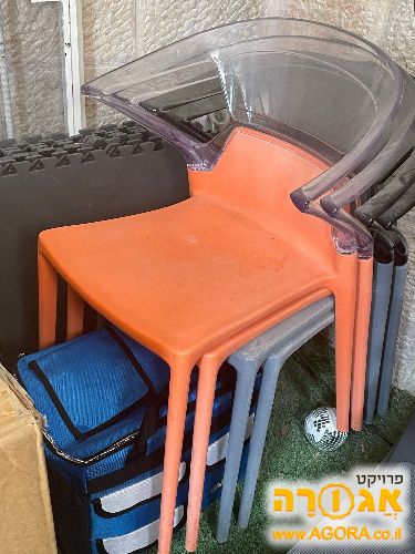ארבע כיסאות פלסטיק חזקים