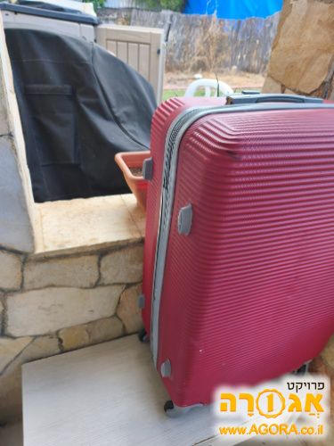 מזוודה אדומה גדולה קשיחה