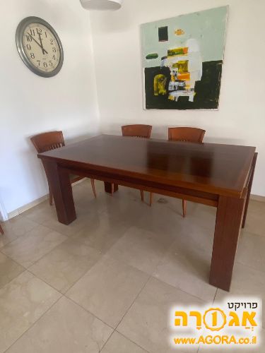 שולחן אוכל ושמונה כסאות