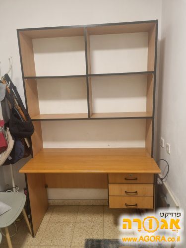 שולחן עם מדפים ומגירות