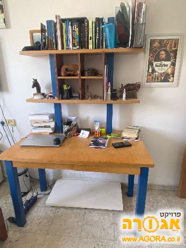שולחן וספריה לנוער