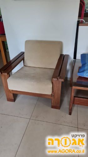 כורסה בודדת מעץ מלא