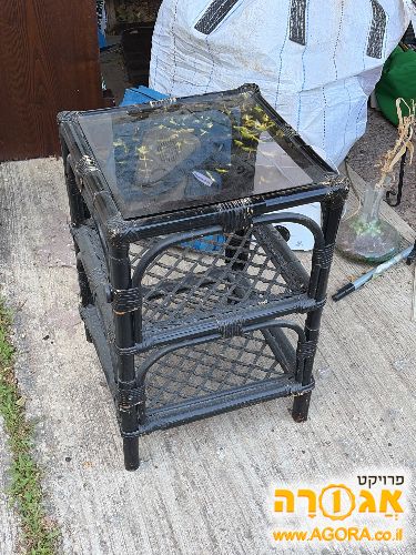 שידה קטנה ליד המיטה מקש