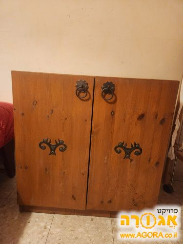 ארונית עץ עם דלתות