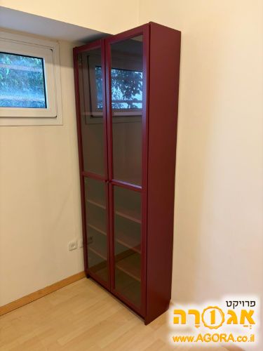 ארונית אדומה