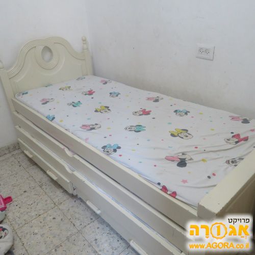 מיטת שלישיה