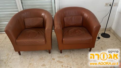 כורסאות בצבע חום בהיר