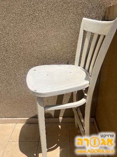 כיסא גבוה לבן