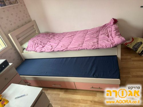 מיטת ילדה עם מיטת חבר ושלוש מגירות