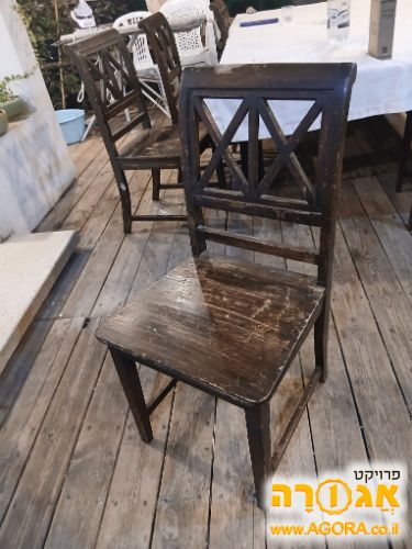כסאות עץ