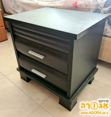 2 שידות ליד המיטה