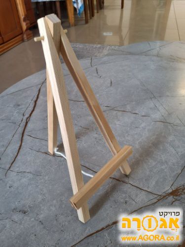חצובה קטנה מעץ לתמונה