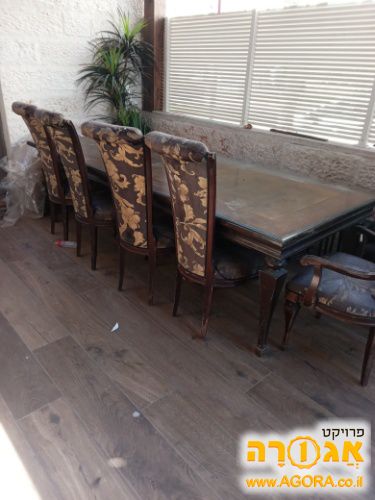 שולחן וכיסאות