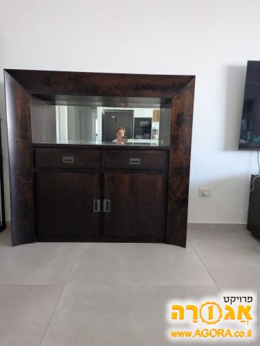 כוננית מעץ מהוגני עם מראה