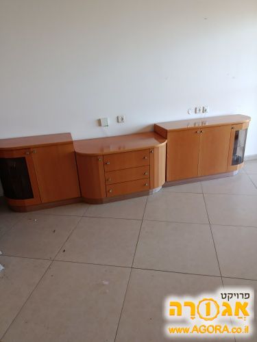 מזנון עץ מלא במצב מעולה יש מעלית