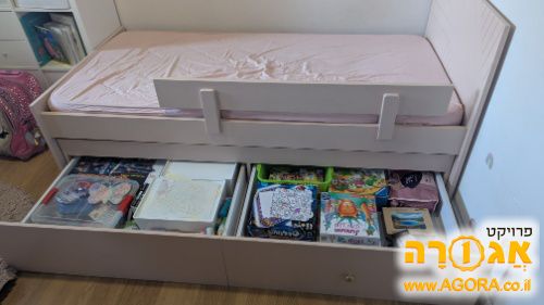 מיטת יחיד עם מיטת חבר