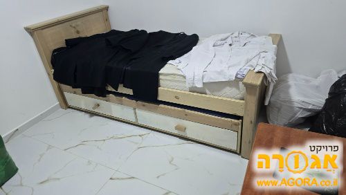 מיטה נפתחת עם מגירות ומזרונים, במיידי