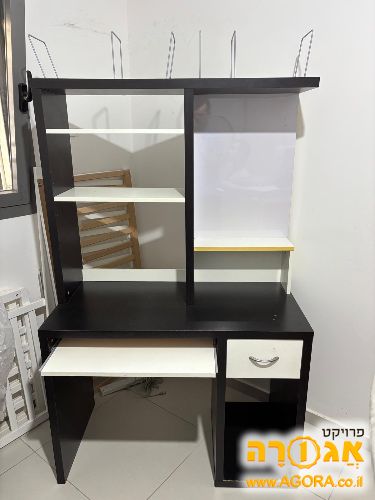 שולחן מחשב עם כוננית