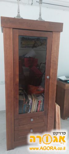 ויטרינה גבוהה לספרים בסלון
