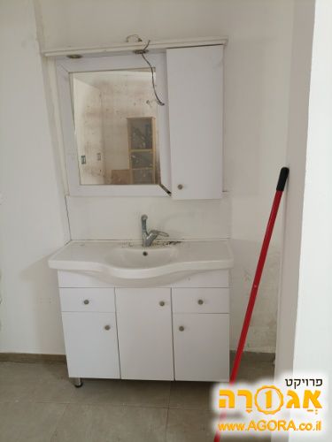 כיור אמבטיה ומראה