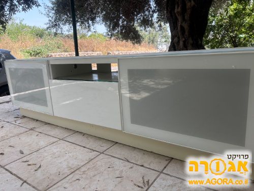 שידת טלוויזיה לבנה