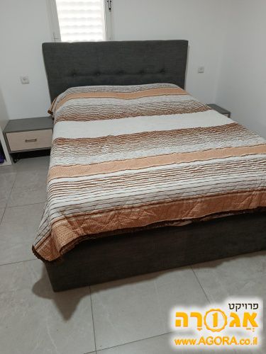 מיטה זוגית עם מזרון ושידות