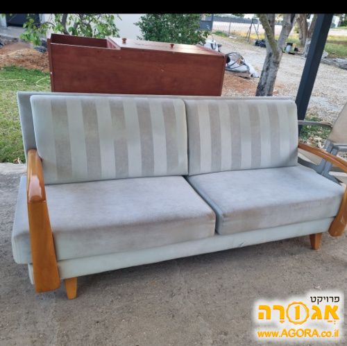 כורסה ומיטת יחיד