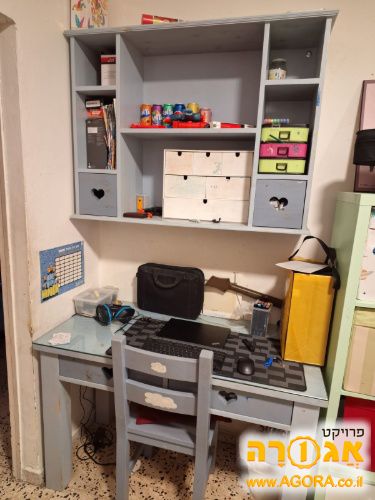 שולחן כסא וספריה לילדים