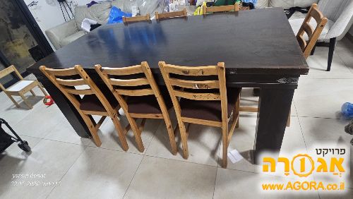 שולחן סלון מעץ וכסאות עץ